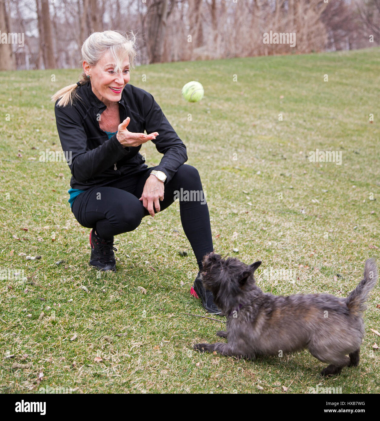 Fit Woman fangen mit ihrem Hund spielen Stockfoto