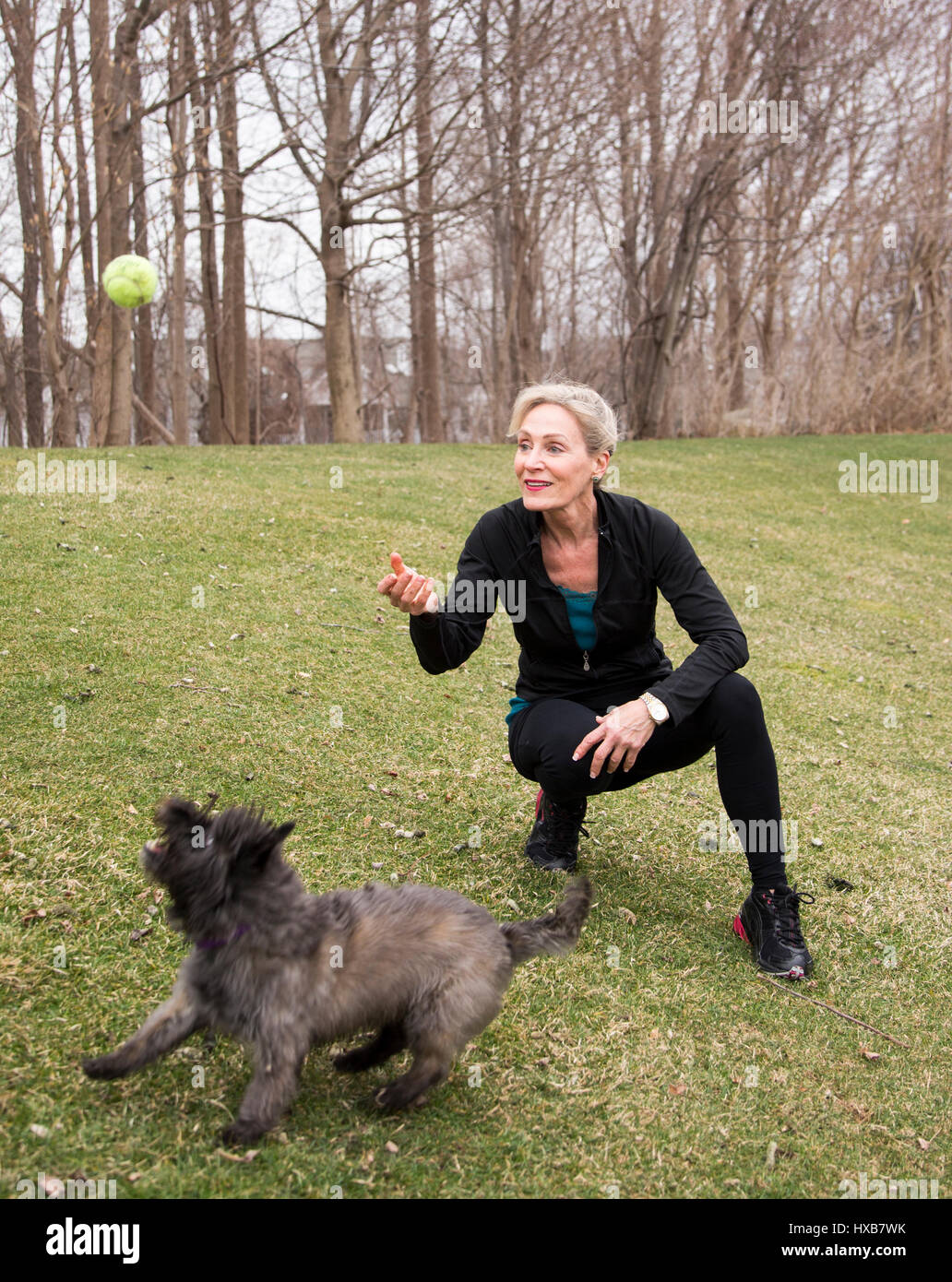 Fit Woman fangen mit ihrem Hund spielen Stockfoto