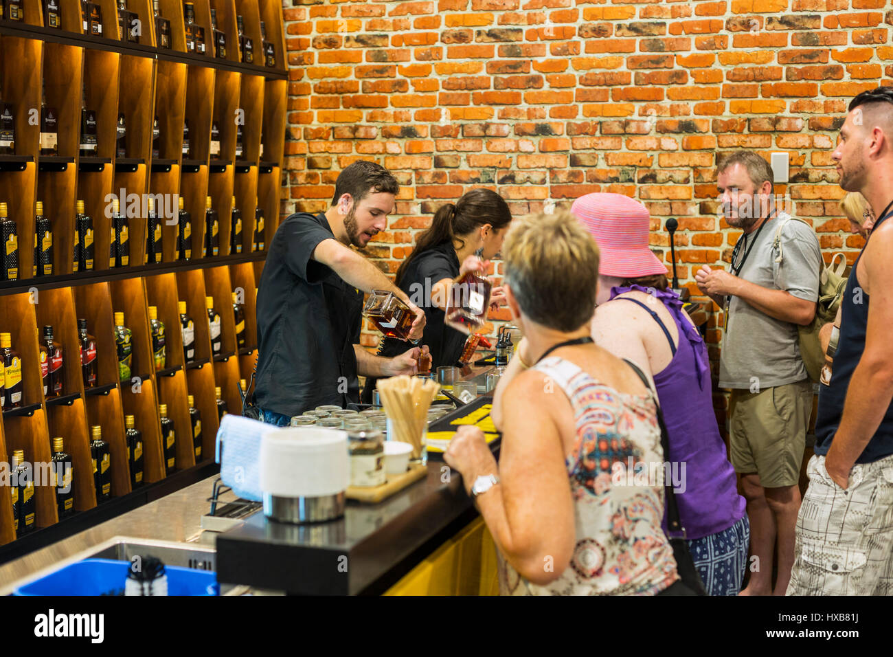 Menschen, die Verkostung Muster rum Produkte als Teil einer Destillerie-Tour im Besucherzentrum Bundaberg Rum.  Bundaberg, Queensland, Australien Stockfoto