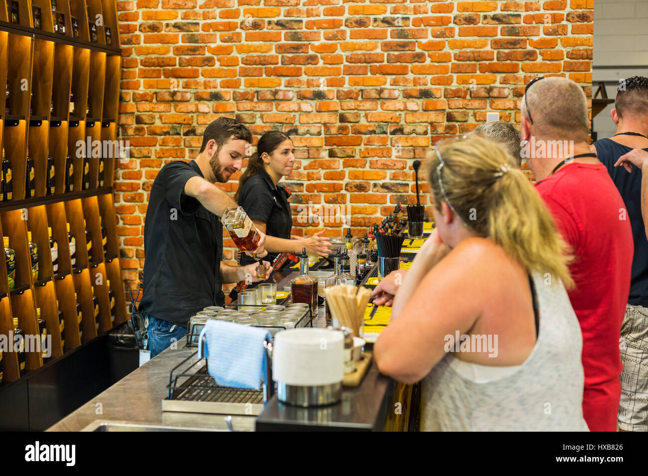 Menschen, die Verkostung Muster rum Produkte als Teil einer Destillerie-Tour im Besucherzentrum Bundaberg Rum.  Bundaberg, Queensland, Australien Stockfoto