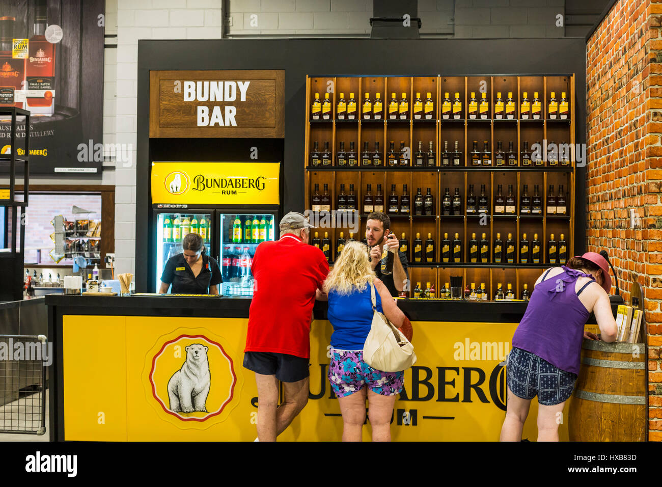 Rum Verkostung für Besucher im Rahmen einer Destillerie-Tour im Besucherzentrum Bundaberg Rum.  Bundaberg, Queensland, Australien Stockfoto