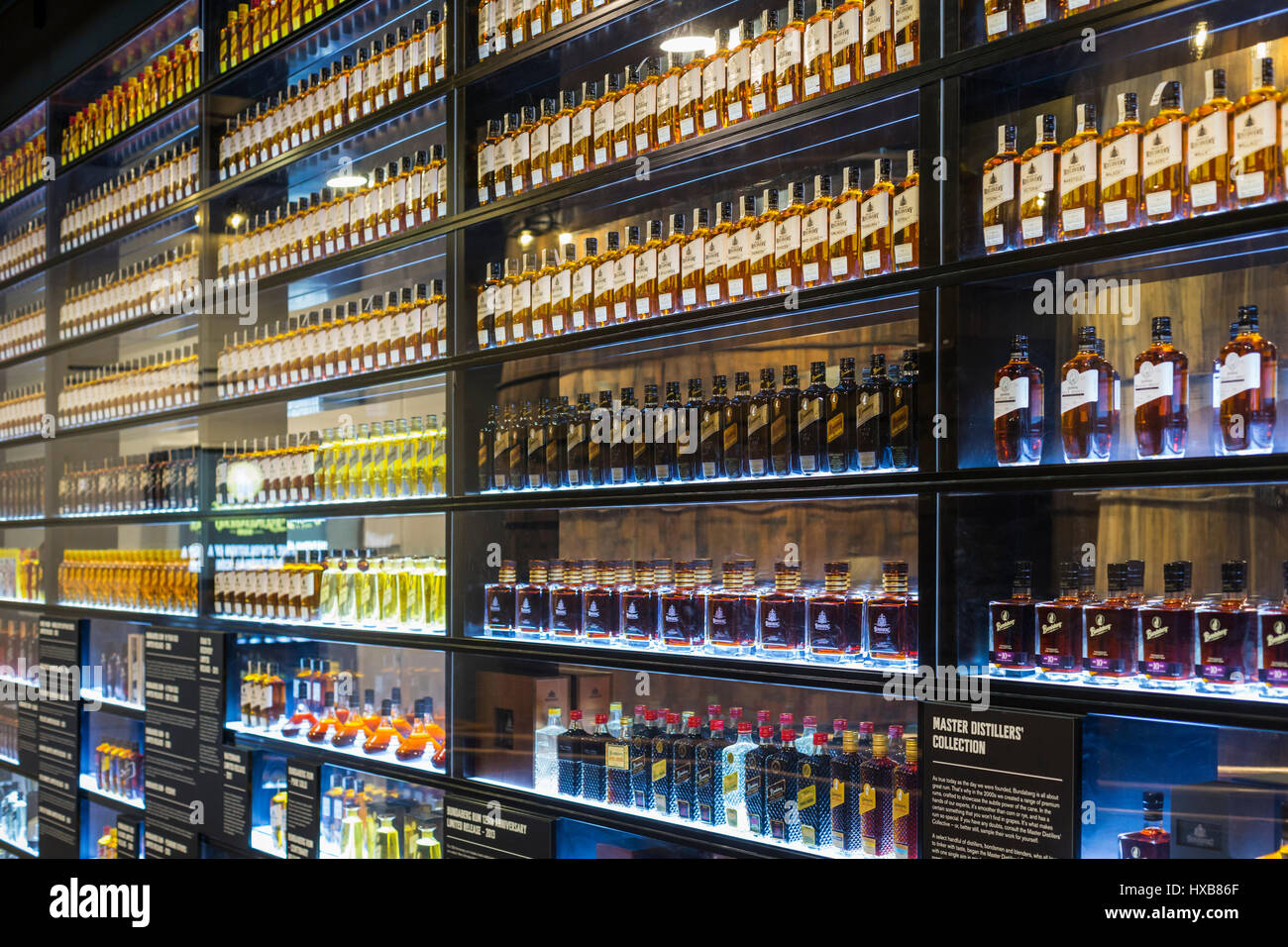 Die Wand des Bundy - eine Geschichte von Bundaberg Rum Produkte im Bundaberg Rum Destillerie Besucherzentrum.  Bundaberg, Queensland, Australien Stockfoto