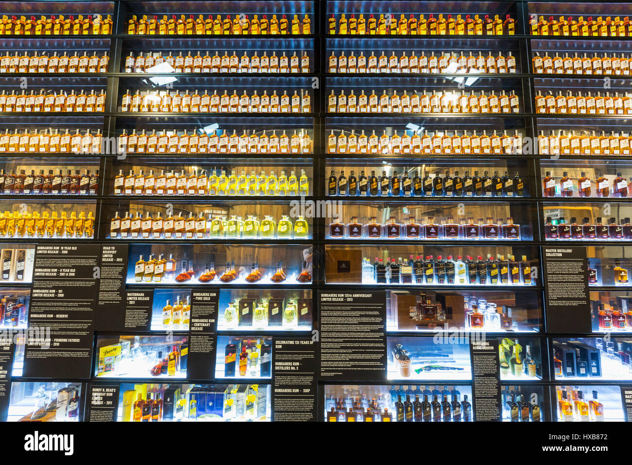 Die Wand des Bundy - eine Geschichte von Bundaberg Rum Produkte im Bundaberg Rum Destillerie Besucherzentrum.  Bundaberg, Queensland, Australien Stockfoto