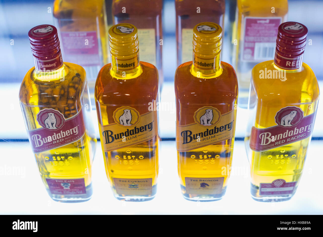 Flaschen von Bundaberg Rum - Teil der Wand von Bundy in der Bundaberg Rum Destillerie Besucherzentrum...  Bundaberg, Queensland, Australien Stockfoto