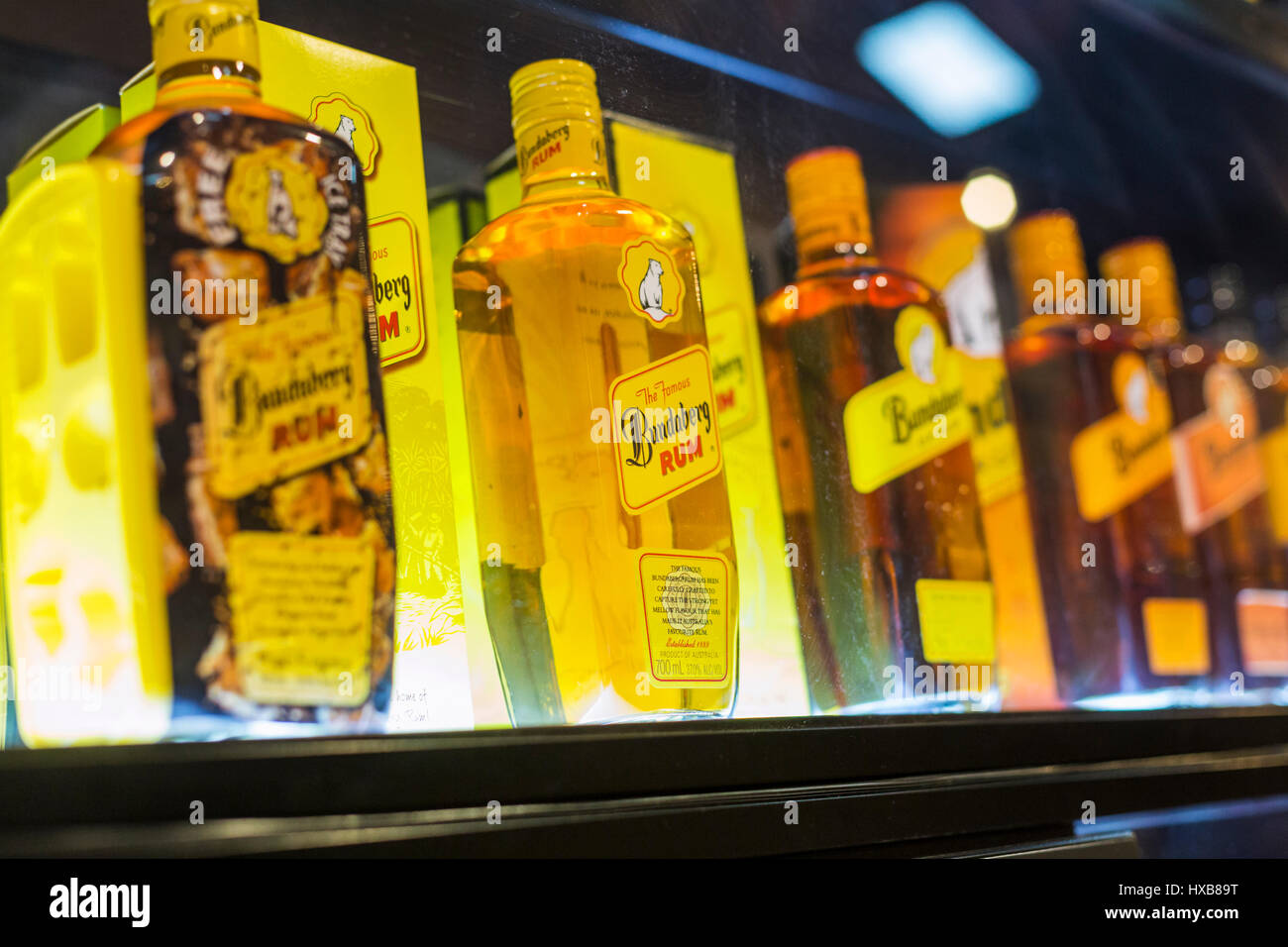 Flaschen von Bundaberg Rum - Teil der Wand von Bundy in der Bundaberg Rum Destillerie Besucherzentrum...  Bundaberg, Queensland, Australien Stockfoto