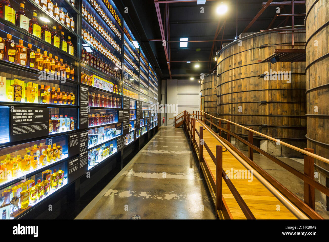 Die Wand des Bundy - eine Geschichte von Bundaberg Rum-Produkten in Bundaberg Rum Destillerie Besucherzentrum.  Bundaberg, Queensland, Australien Stockfoto