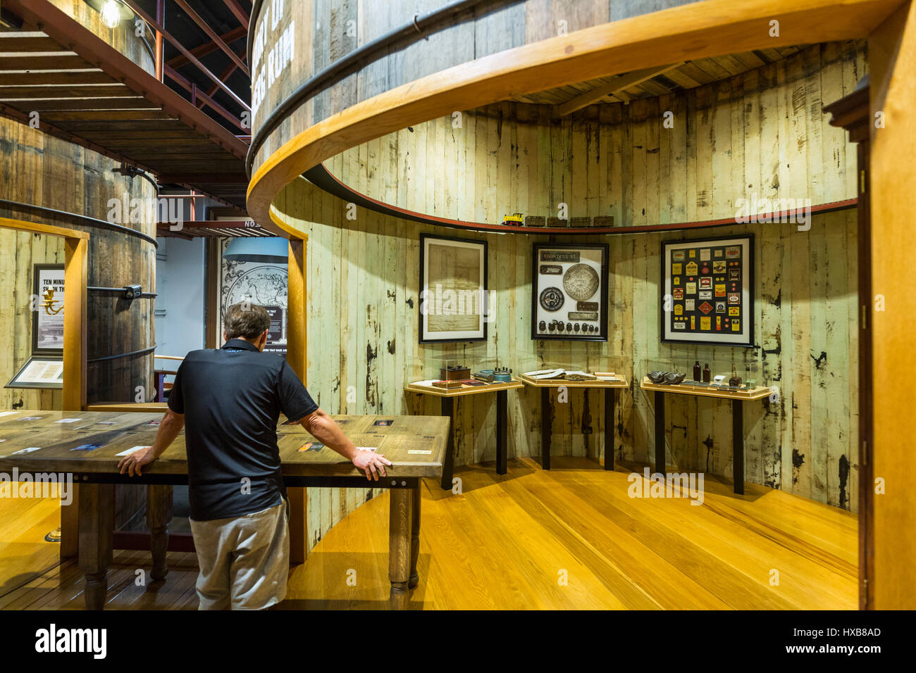 Besucher mehr über die Geschichte von Bundaberg Rum in Bundaberg Rum Destillerie Besucherzentrum.  Bundaberg, Queensland, Australien Stockfoto