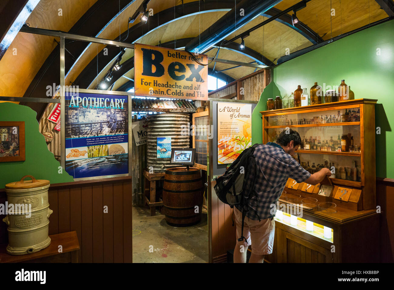 Besucher betrachten stellt in der "True Brew Experience Tour" bei Bundaberg Barrel aus.  Bundaberg, Queensland, Australien Stockfoto