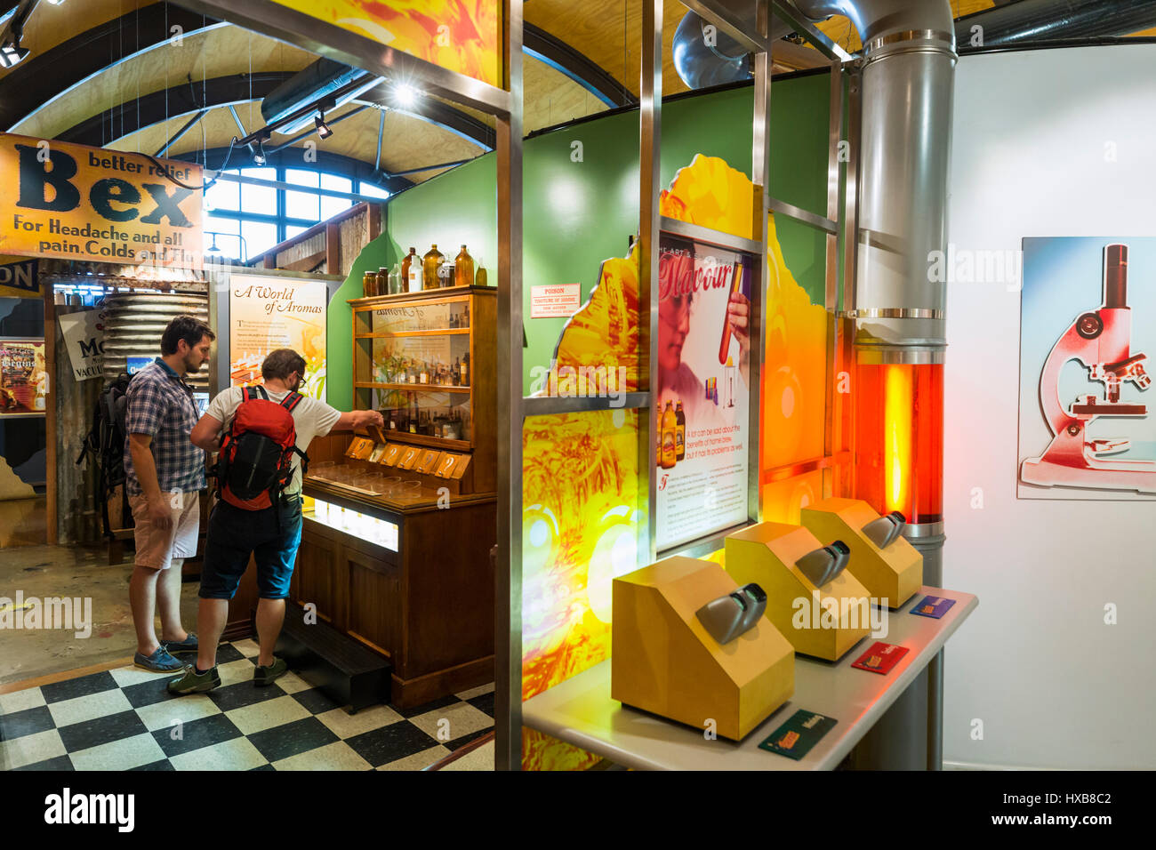 Besucher betrachten stellt in der "True Brew Experience Tour" bei Bundaberg Barrel aus.  Bundaberg, Queensland, Australien Stockfoto