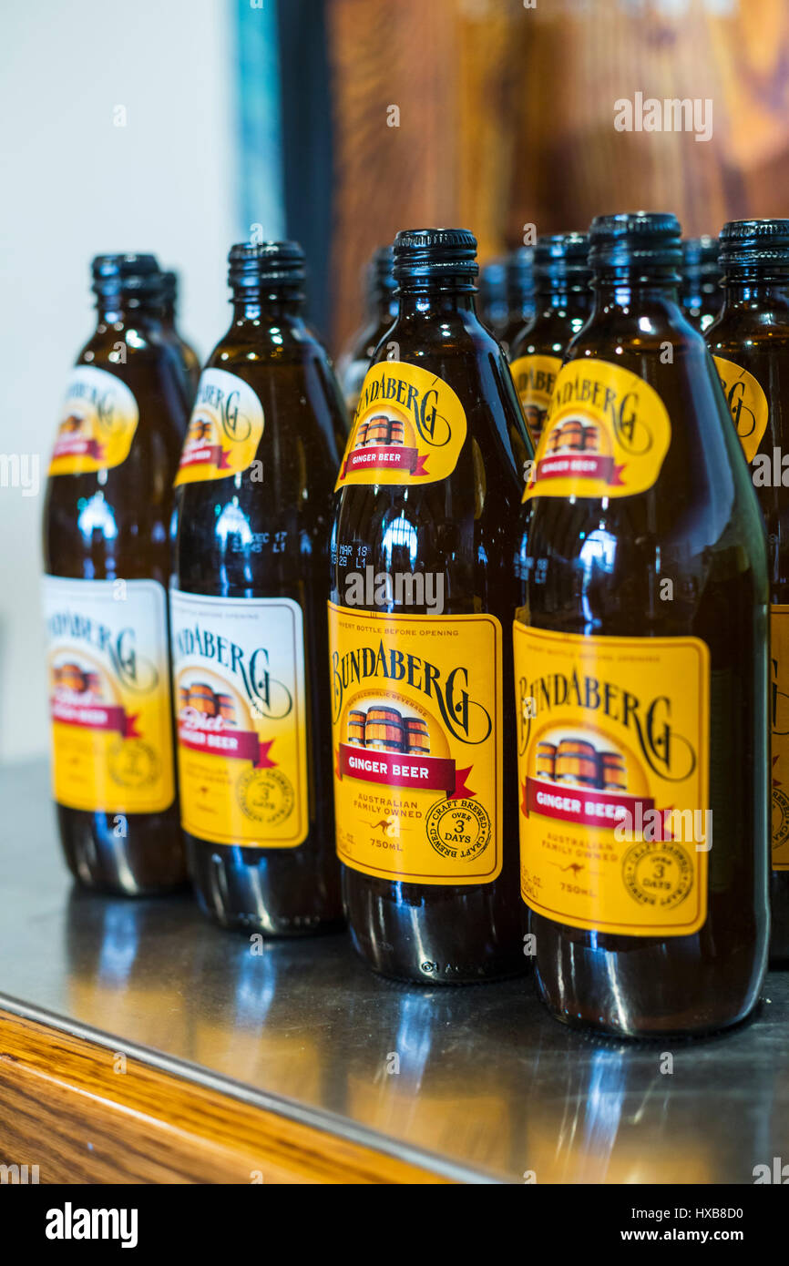 Flaschen von Bundaberg Ingwerbier - eines der Bundaberg gebraut Getränke-Produkte im Angebot bei Bundaberg Barrel.  Bundaberg, Queensland, Australien Stockfoto