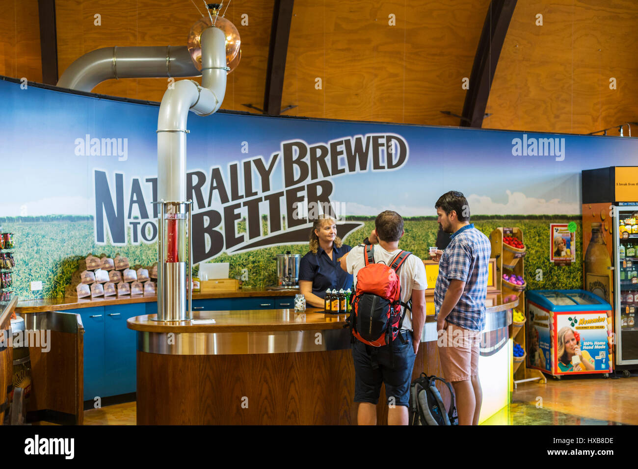 Besucher Geschmack bei Bundaberg Barrel Verkostung.  Bundaberg, Queensland, Australien Stockfoto