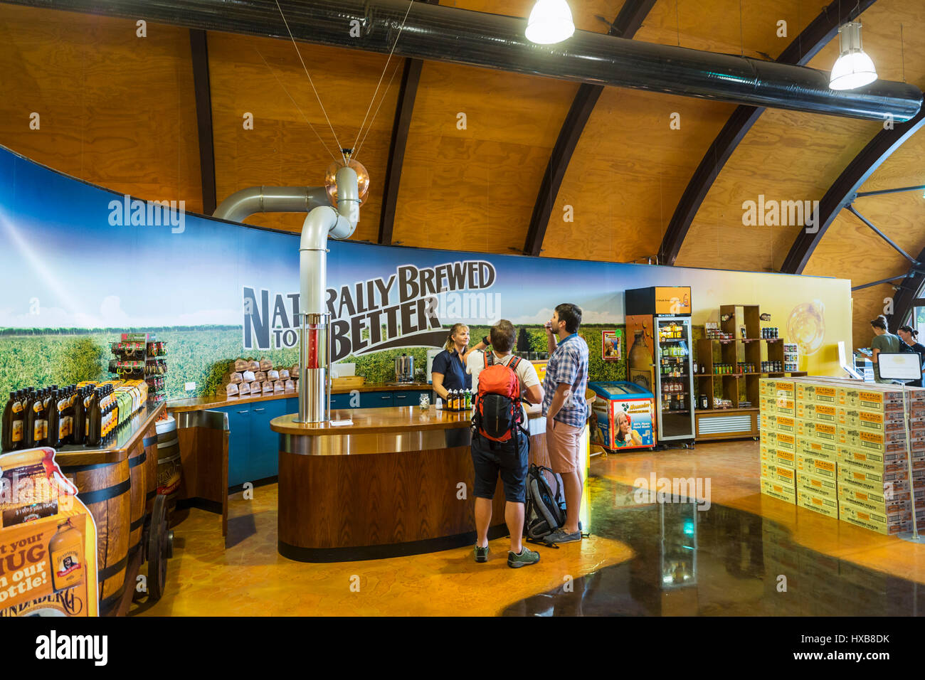 Besucher Geschmack bei Bundaberg Barrel Verkostung.  Bundaberg, Queensland, Australien Stockfoto