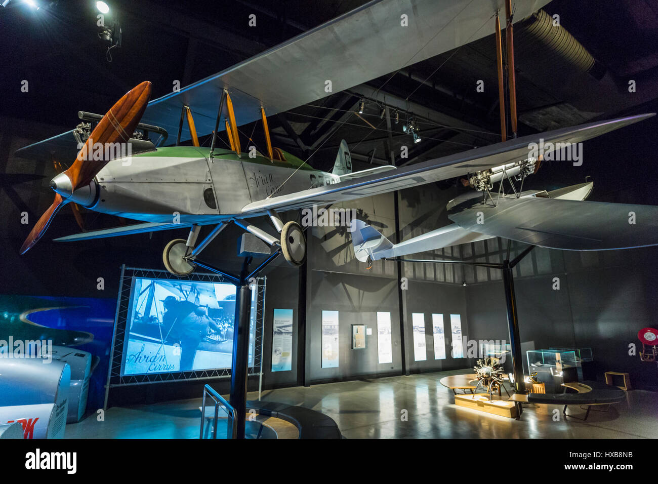 Replik-Flugzeugen der Avro Avian und interaktive Exponate im Inneren Hinkler Hall of Aviation.  Bundaberg, Queensland, Australien Stockfoto