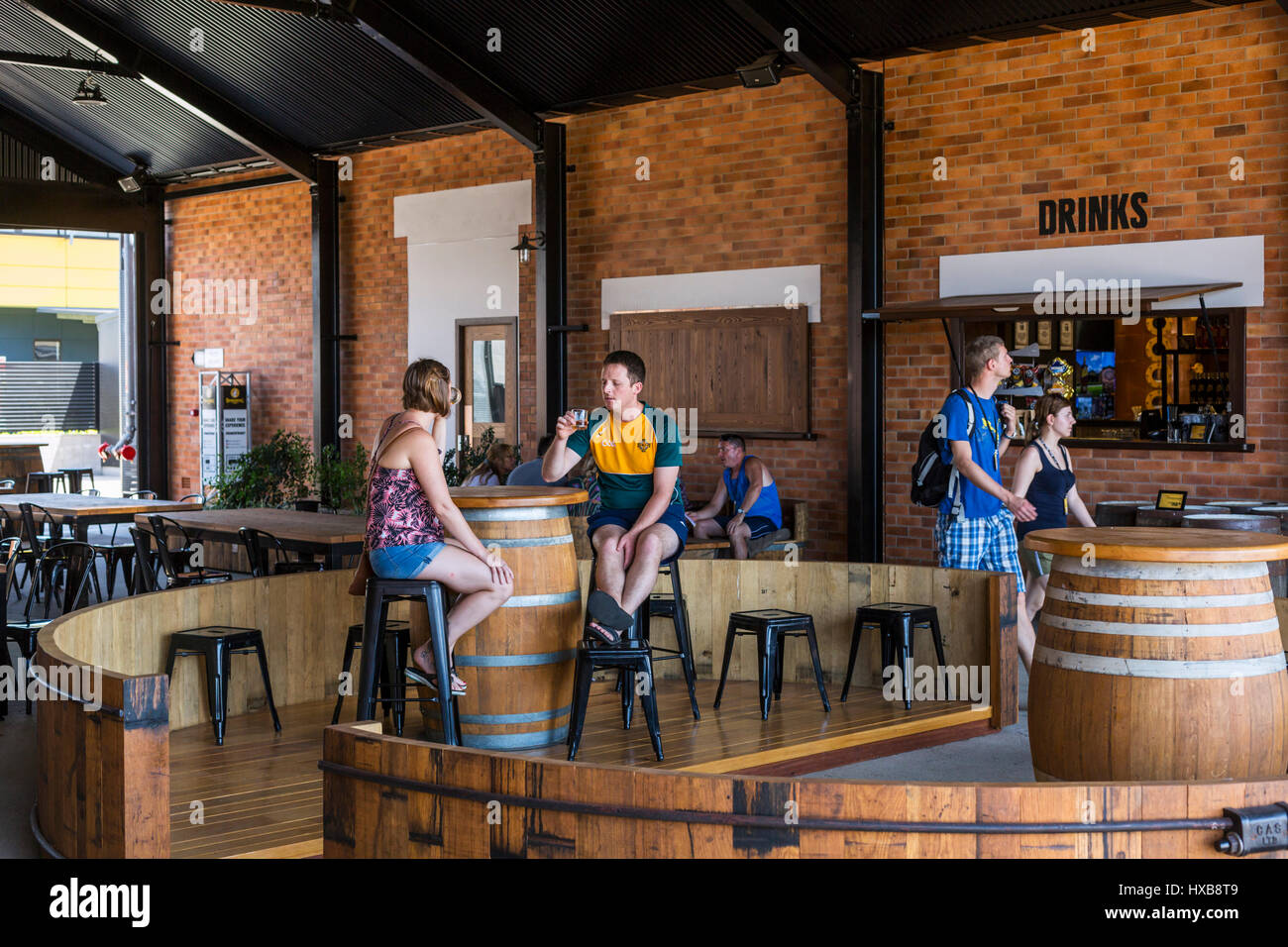 Ein paar Verkostung rum Proben bei Bundaberg Rum Destillerie Besucherzentrum.  Bundaberg, Queensland, Australien Stockfoto