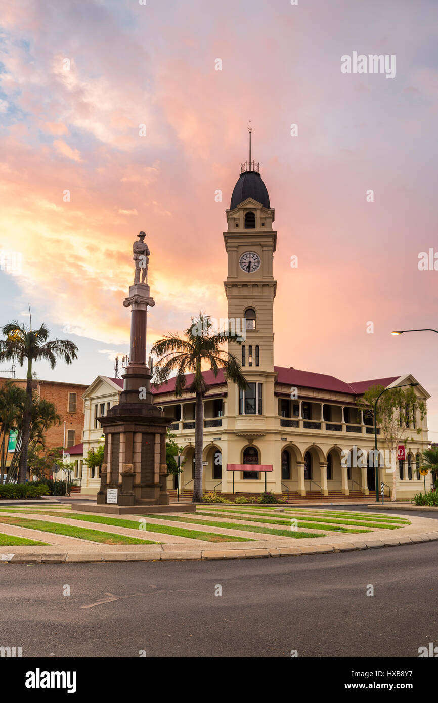 Blick auf den Sonnenuntergang der Bundaberg Postamt und Uhrturm, zusammen mit dem Kriegerdenkmal Cenotaph.  Bundaberg, Queensland, Australien Stockfoto