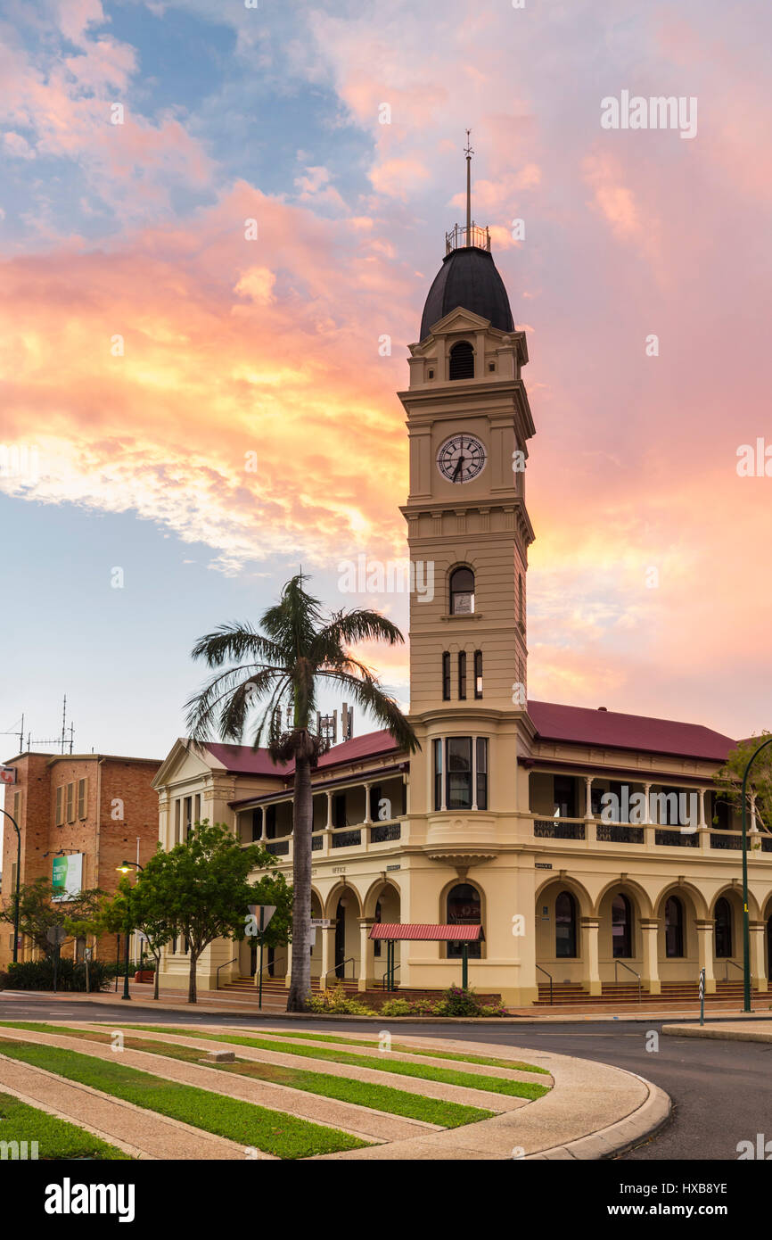 Blick auf den Sonnenuntergang von Bundaberg Postamt und Clock Tower. Bundaberg, Queensland, Australien Stockfoto