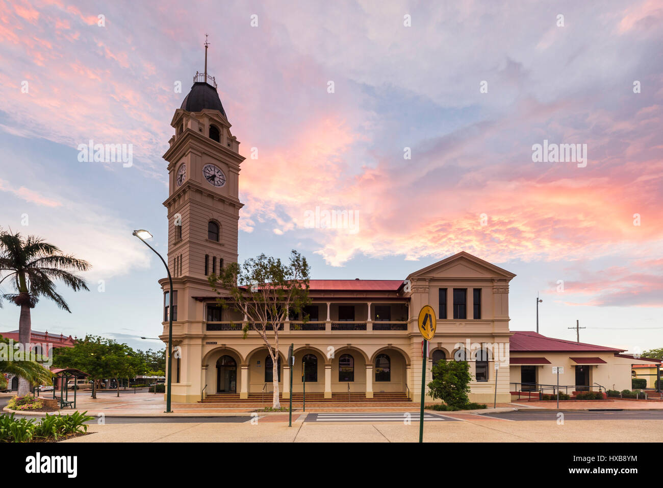 Blick auf den Sonnenuntergang von Bundaberg Postamt und Clock Tower.  Bundaberg, Queensland, Australien Stockfoto