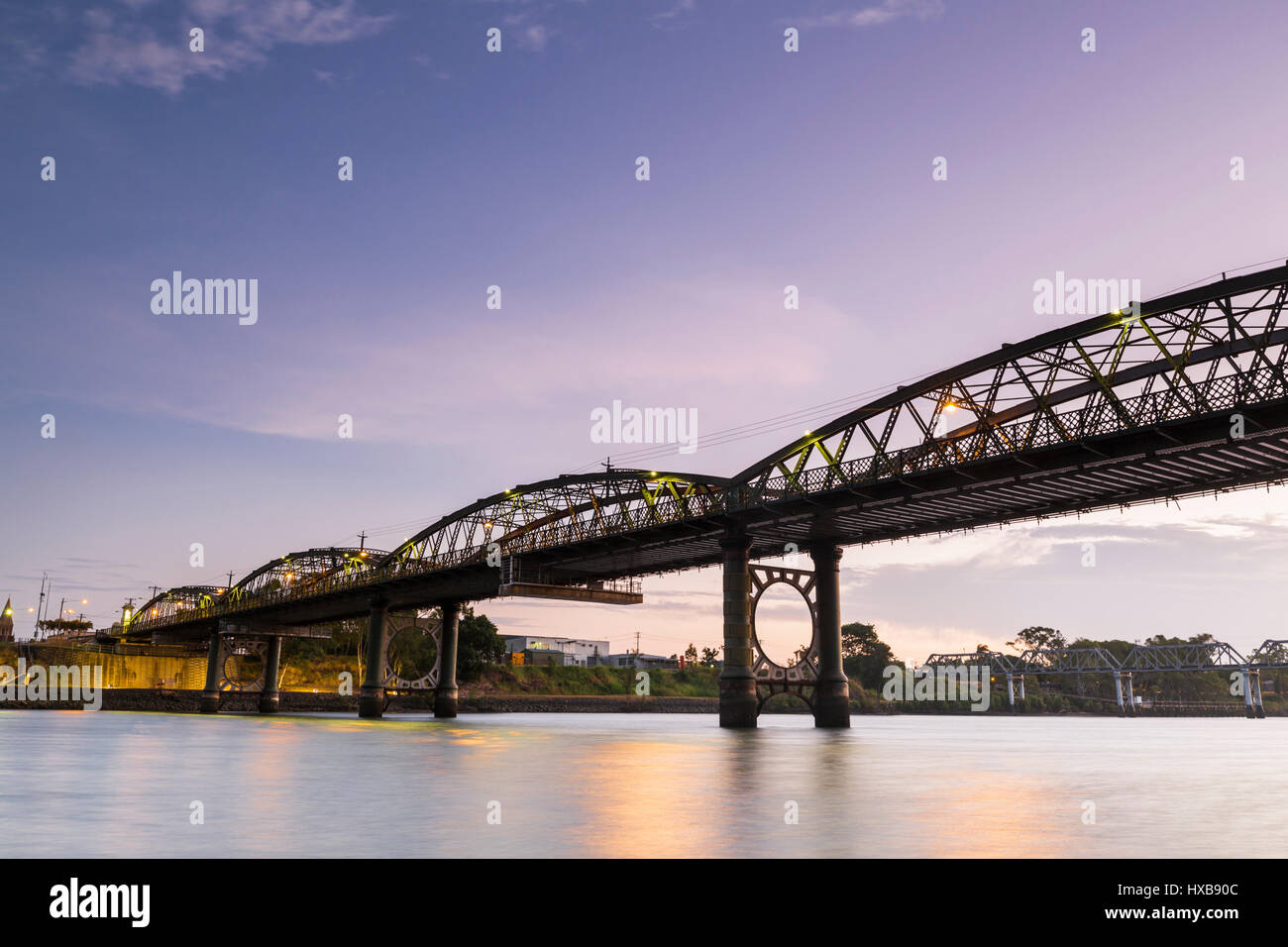 Die denkmalgeschützte Burnett Bridge in der Dämmerung.  Bundaberg, Queensland, Australien Stockfoto