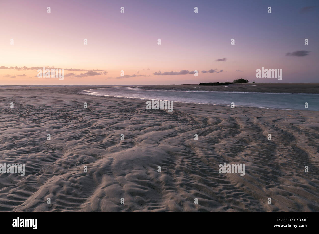 Blick entlang der Sand von Elliot Heads im Morgengrauen, Bundaberg, Queensland, Australien Stockfoto