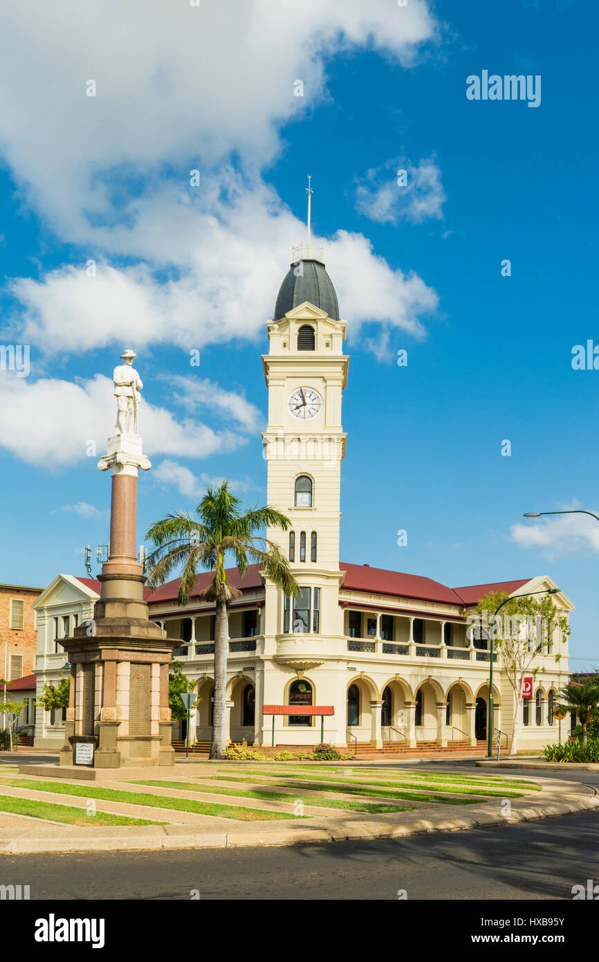 Das Postamt Bundaberg und Uhrturm, zusammen mit dem Kriegerdenkmal Cenotaph im Zentrum Stadt.  Bundaberg, Queensland, Australien Stockfoto