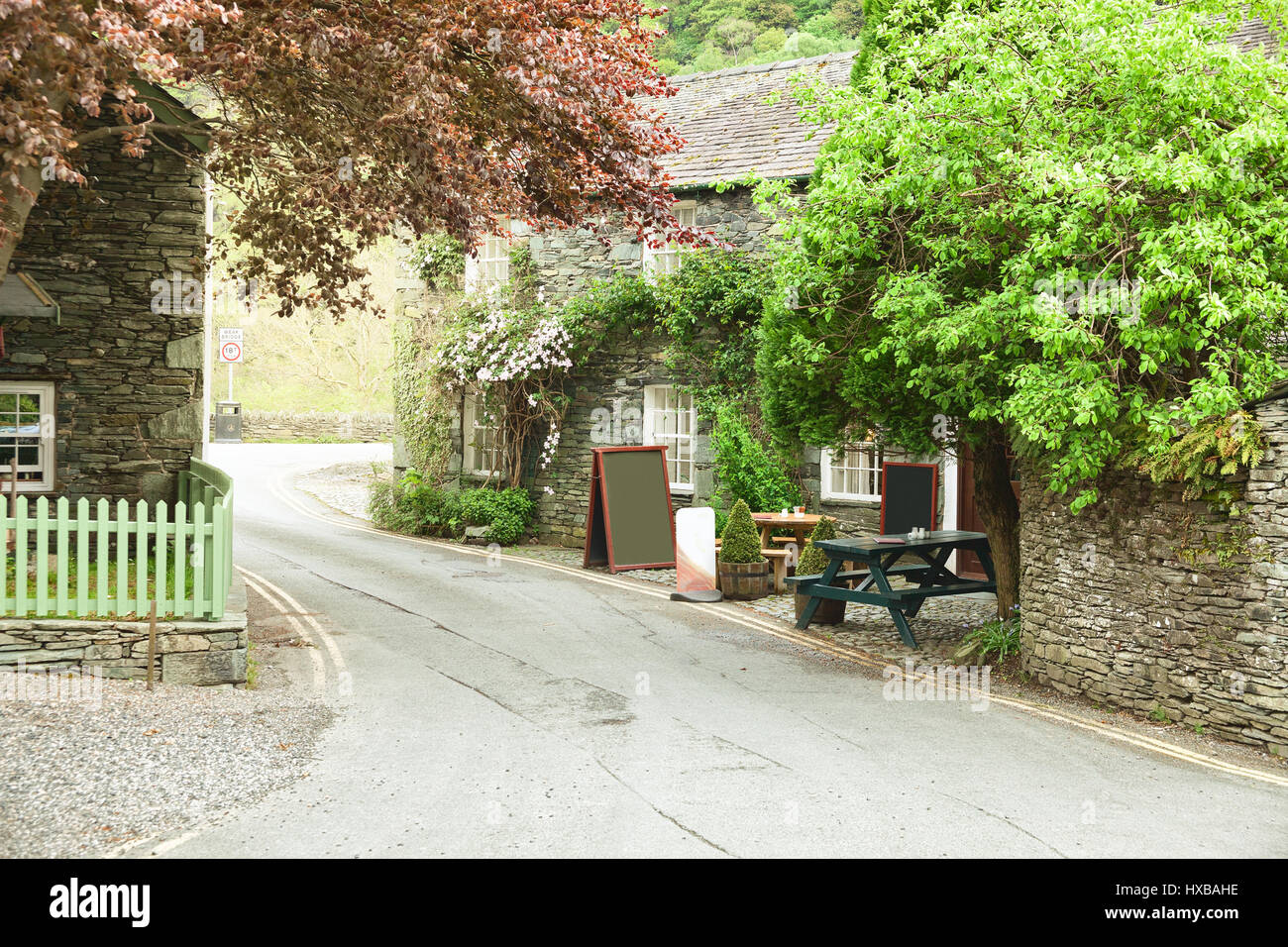 Straßencafé in einem kleinen Dorf in der Nähe von Keswick, Lake District, Cumbria, UK. Stockfoto