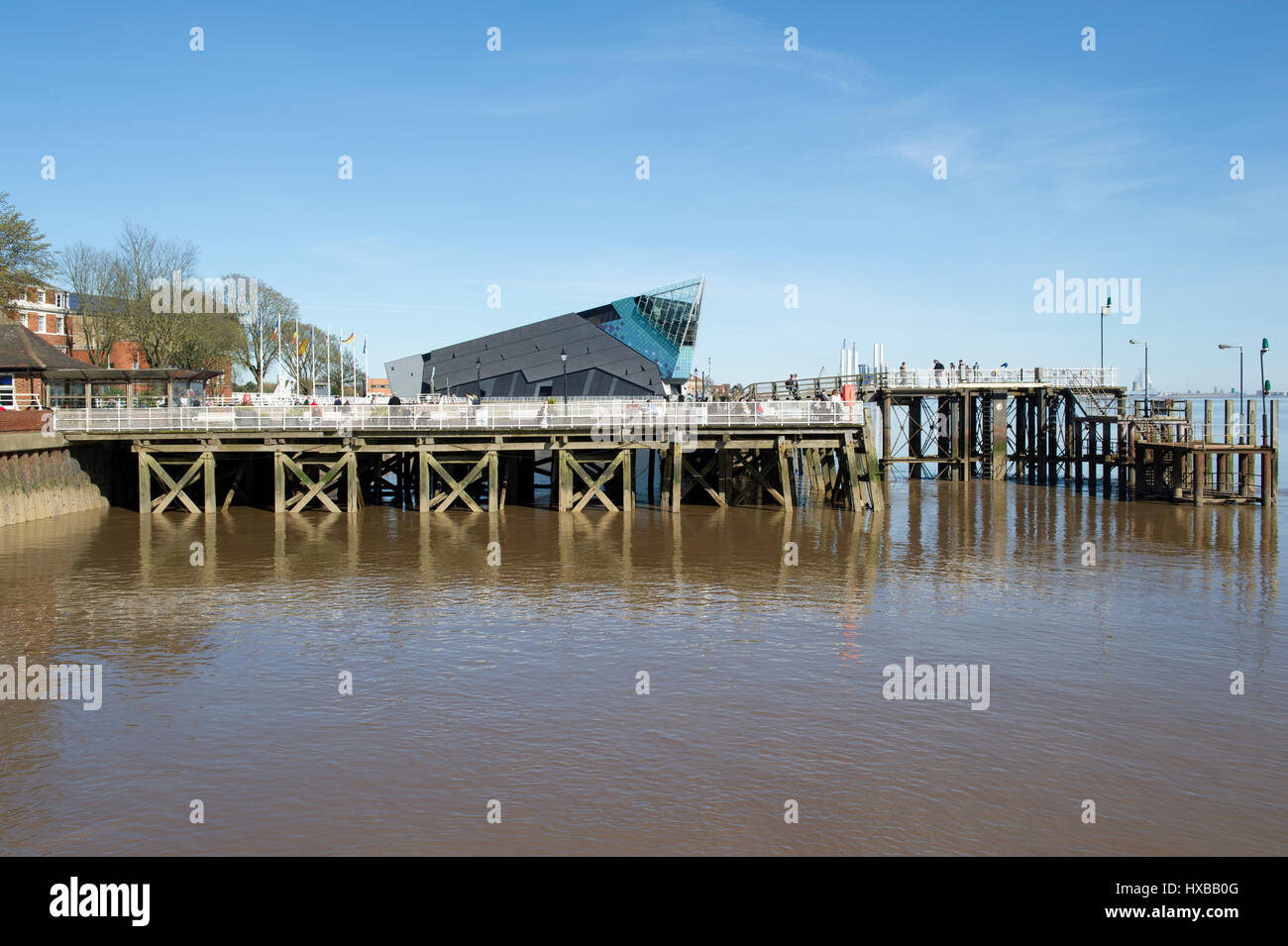 Touristen auf dem Steg in der Marina in der Nähe von Humber Street in Kingston nach Hull, UK Kulturhauptstadt 2017 mit The Deep Aquarium im Hintergrund. Stockfoto