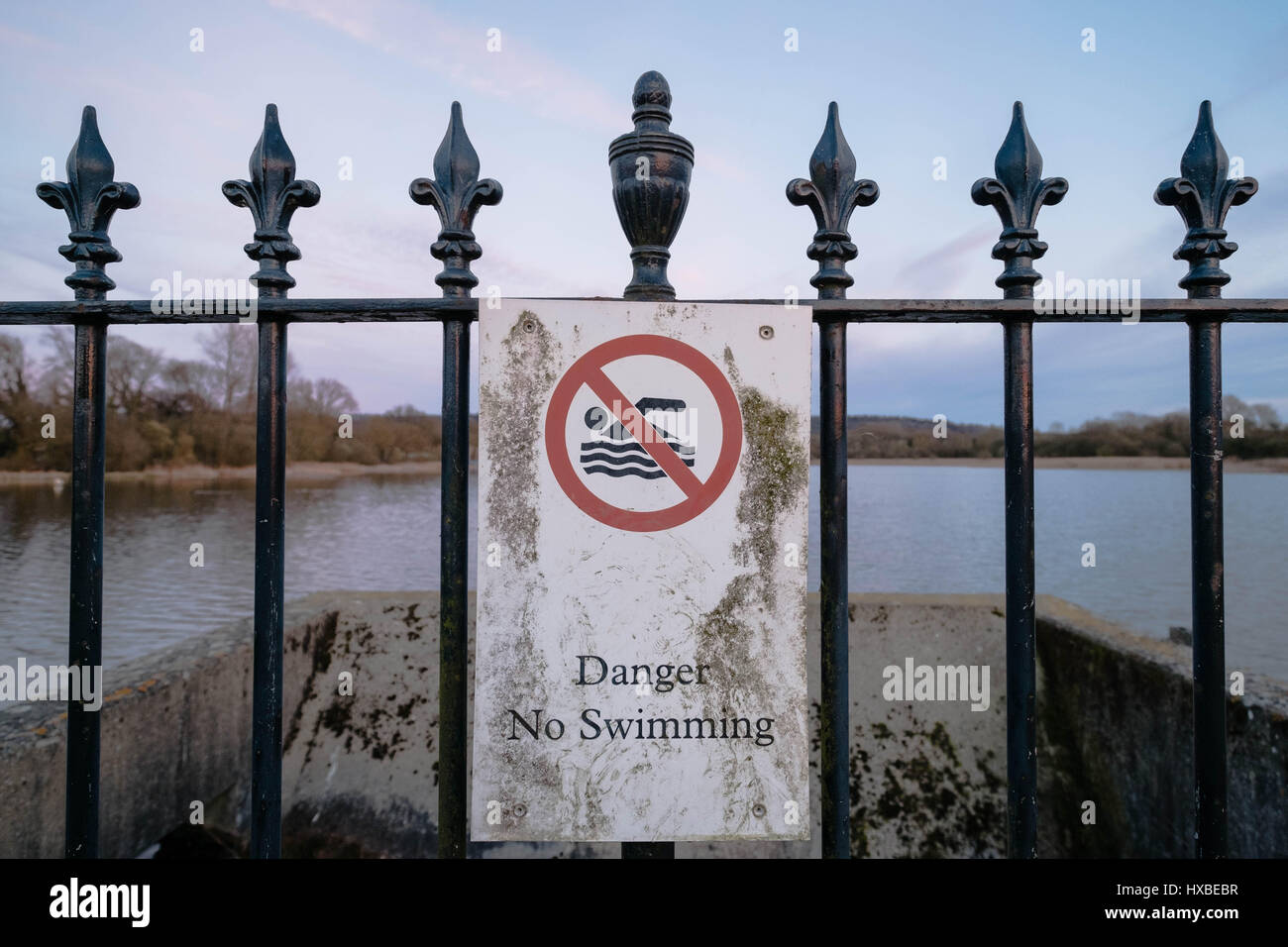 Farbfoto der Gefahr No Swimming Gefahr Warnzeichen an einem Stausee in England. Stockfoto