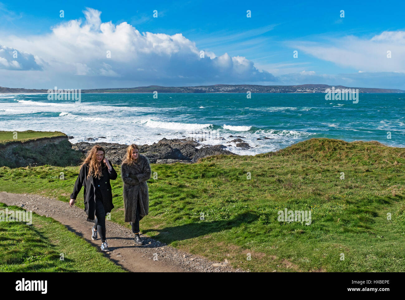zwei junge Frauen zu Fuß entlang der South West Coast Path bei Godrevy in Cornwall, England, Vereinigtes Königreich, Stockfoto