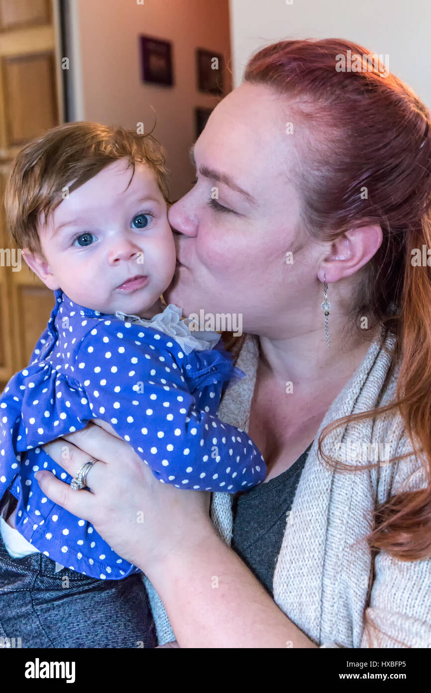 Mutter, küssen ihr drei Monate altes Babymädchen Stockfoto