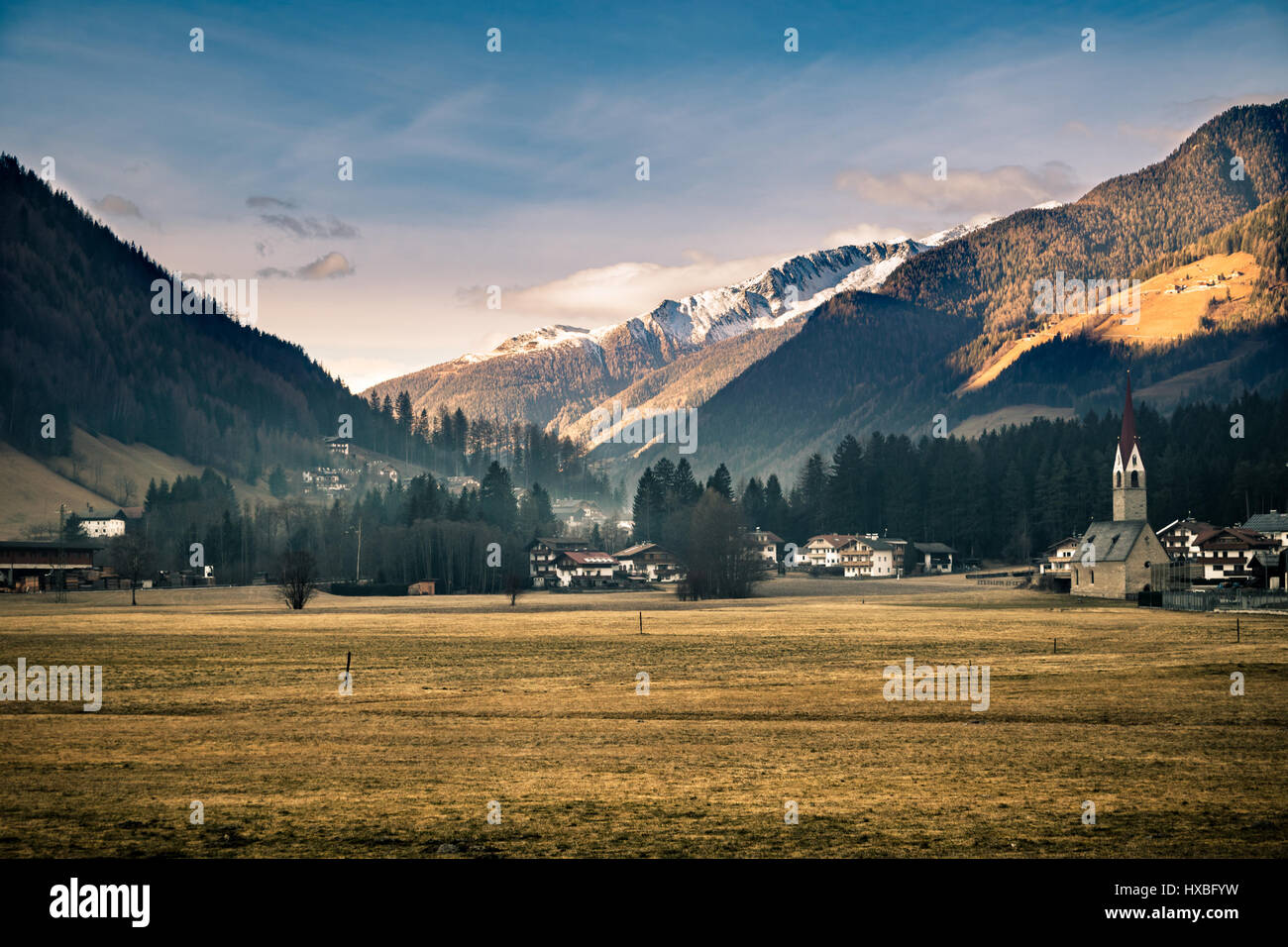 Das Tal in Taufers und Ahrntal gehört zu den authentisch und echt Bergtäler Südtirols, umgeben von mehr als 80 Gipfeln, die erreichen Stockfoto