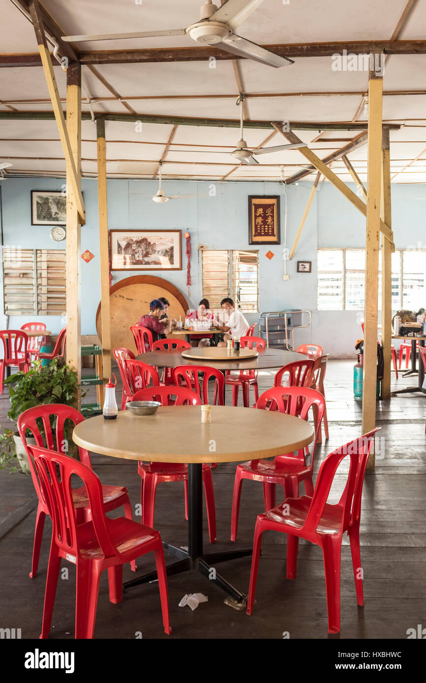 Kunden in einem Fischrestaurant in Sekinchan, Malaysia Stockfoto
