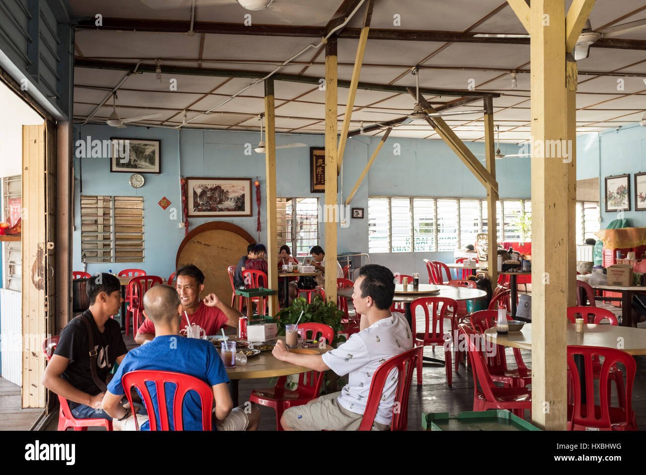 Kunden in einem Fischrestaurant in Sekinchan, Malaysia Stockfoto