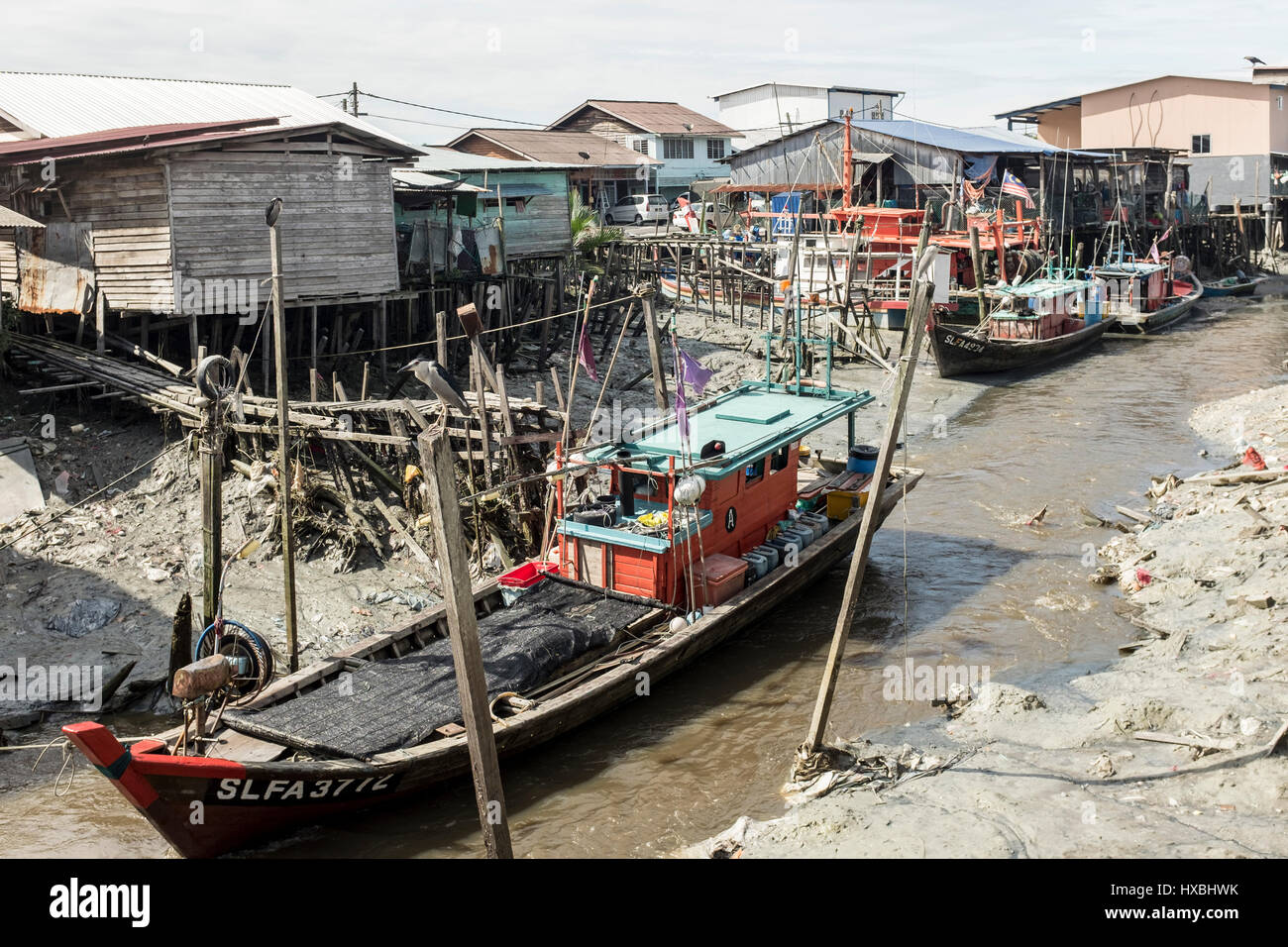 Angelboote/Fischerboote auf dem Fluss in Sekinchan, Malaysia Stockfoto