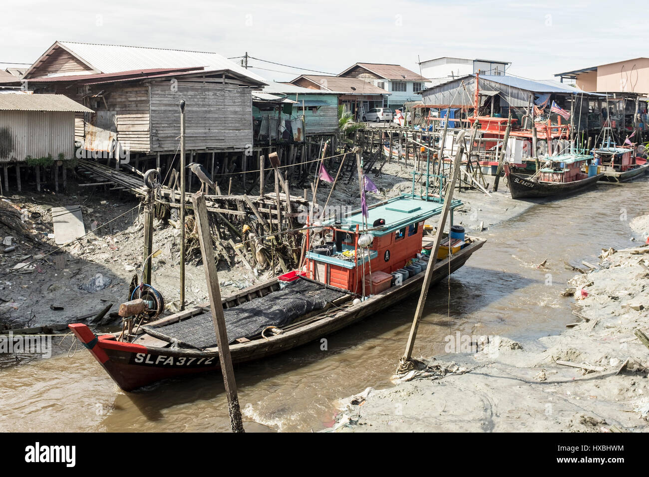 Angelboote/Fischerboote auf dem Fluss in Sekinchan, Malaysia Stockfoto