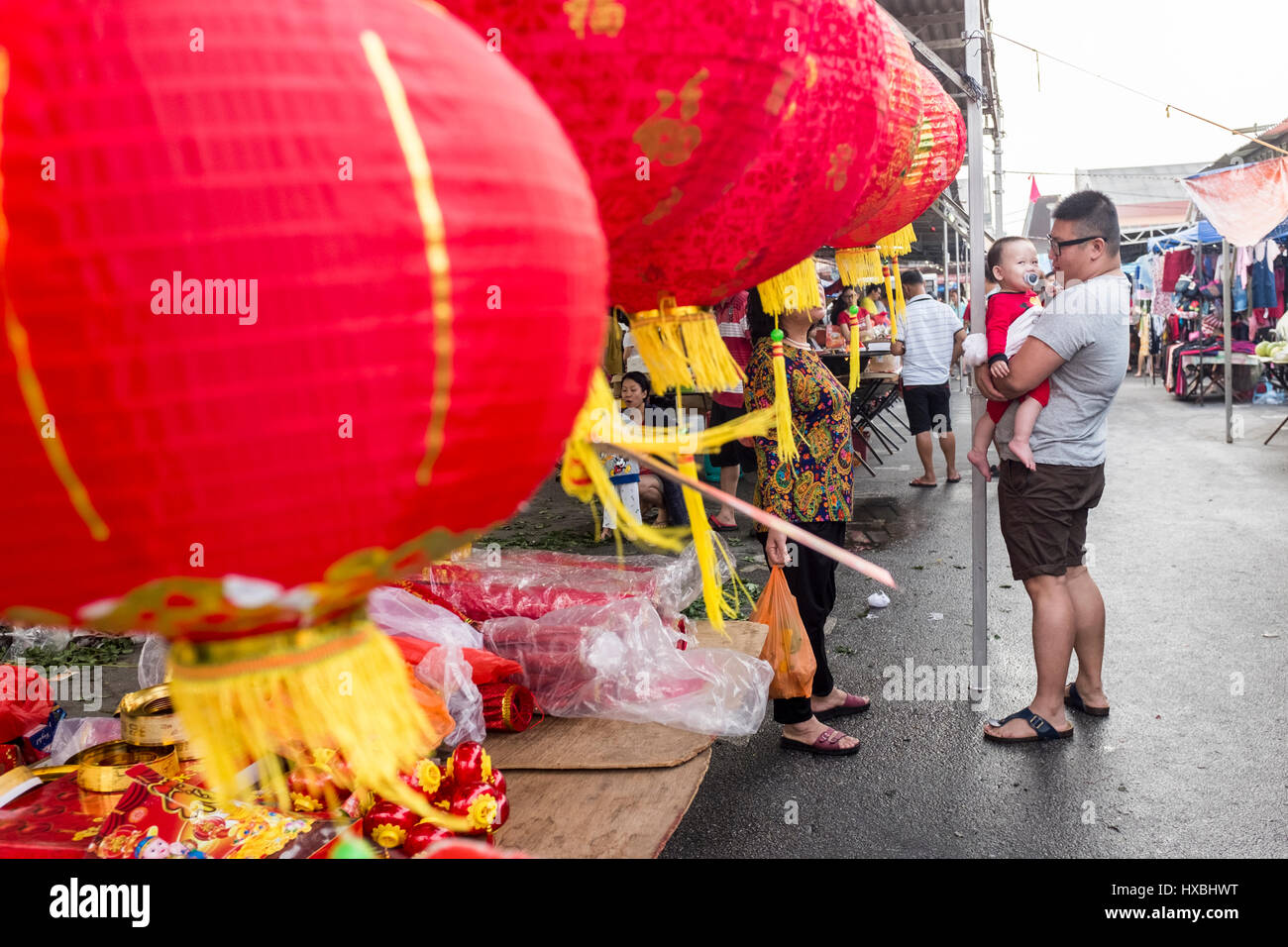 Eine Familie kauft auf dem Markt in Sekinchan, Malaysia Stockfoto