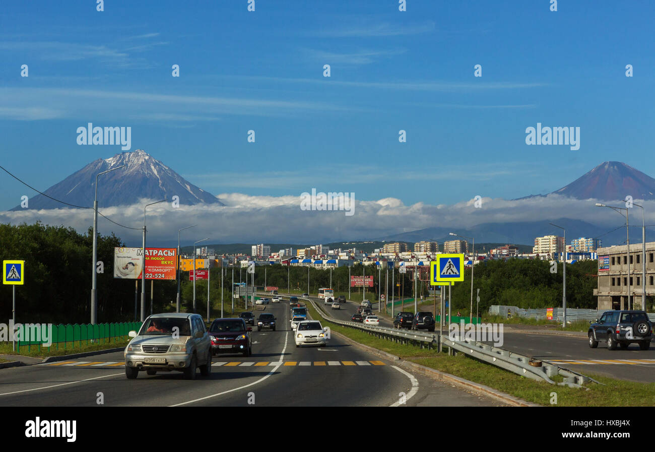 Petropawlowsk-Kamtschatski Stadt auf dem Hintergrund von Vulkanen Koryaksky und Avachinskaya Stockfoto