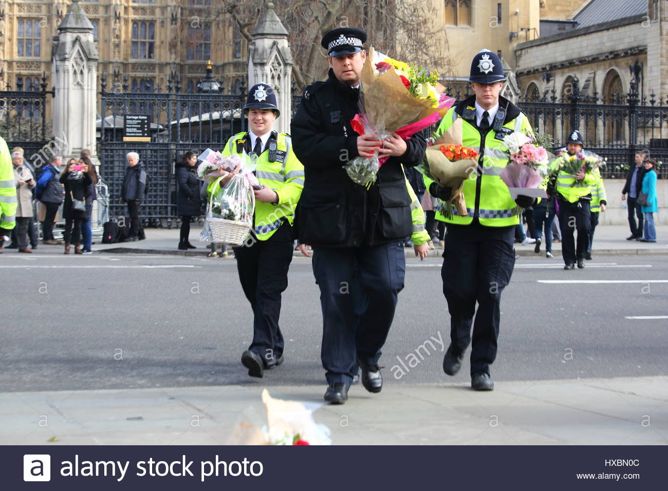 Blumen zum Gedenken an PC Palmer, die sich in London an der Angriff starb, sind von der Polizei am Tatort in Westminster. Credit: reallifephotos/Alamy Stockfoto