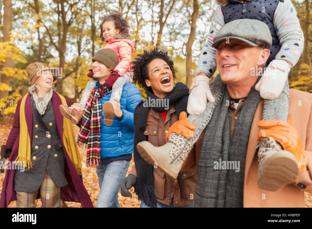 Spielerisch mehr Generationen Familie Wandern im herbstlichen park Stockfoto