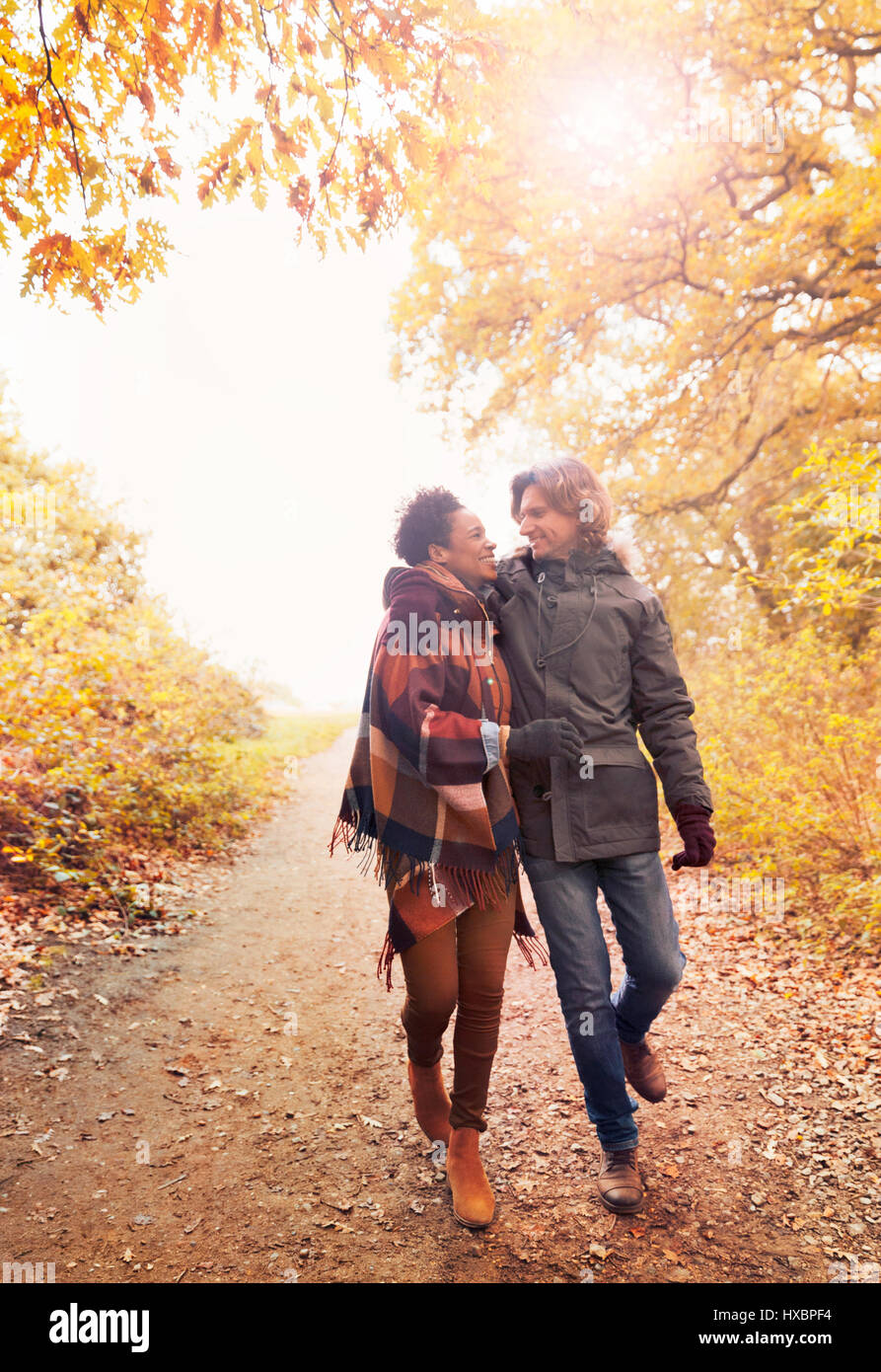 Liebevolle paar Weg im Herbst Park zu gehen Stockfoto