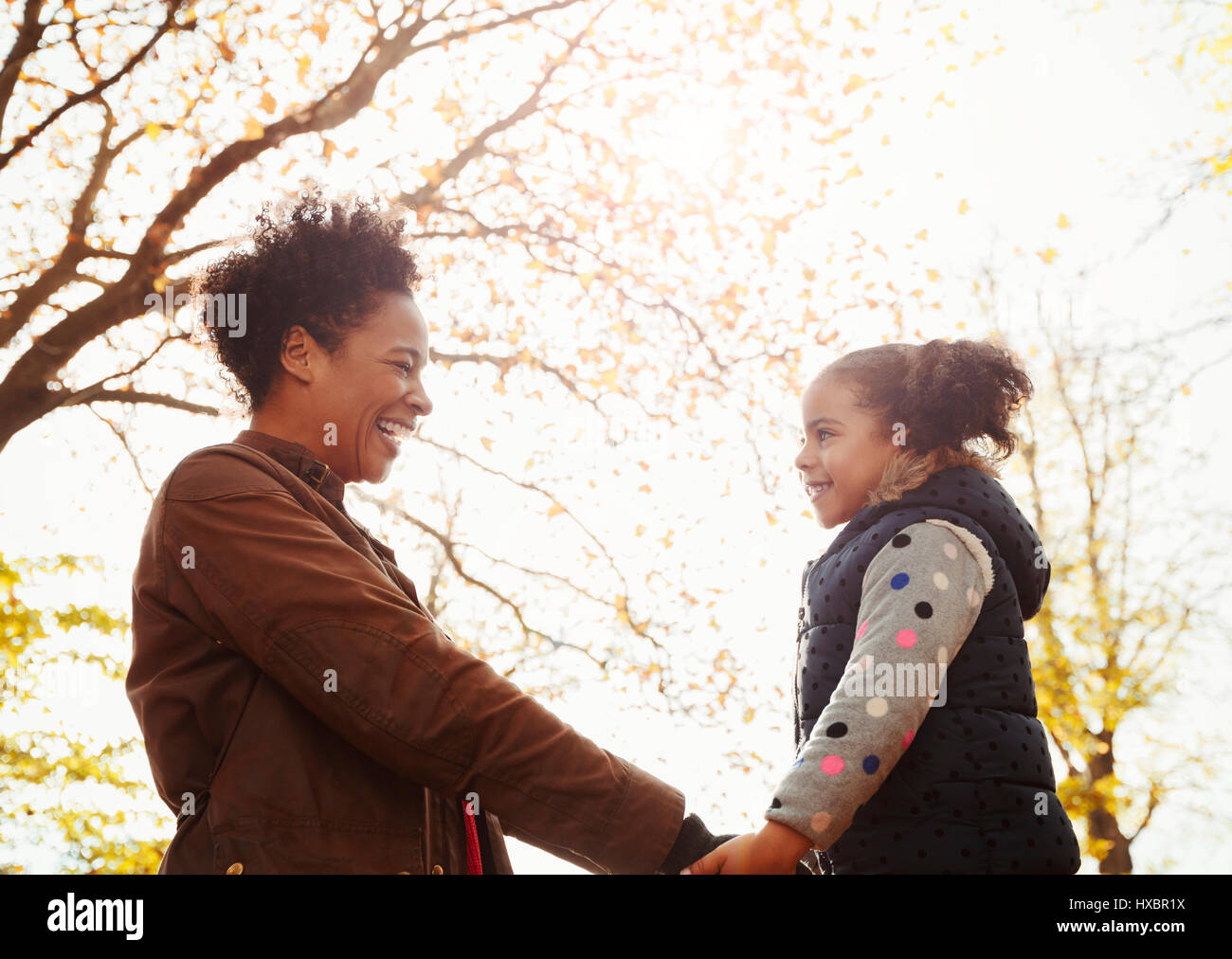 Liebevolle Mutter und Tochter, die Hand in Hand im Herbst park Stockfoto