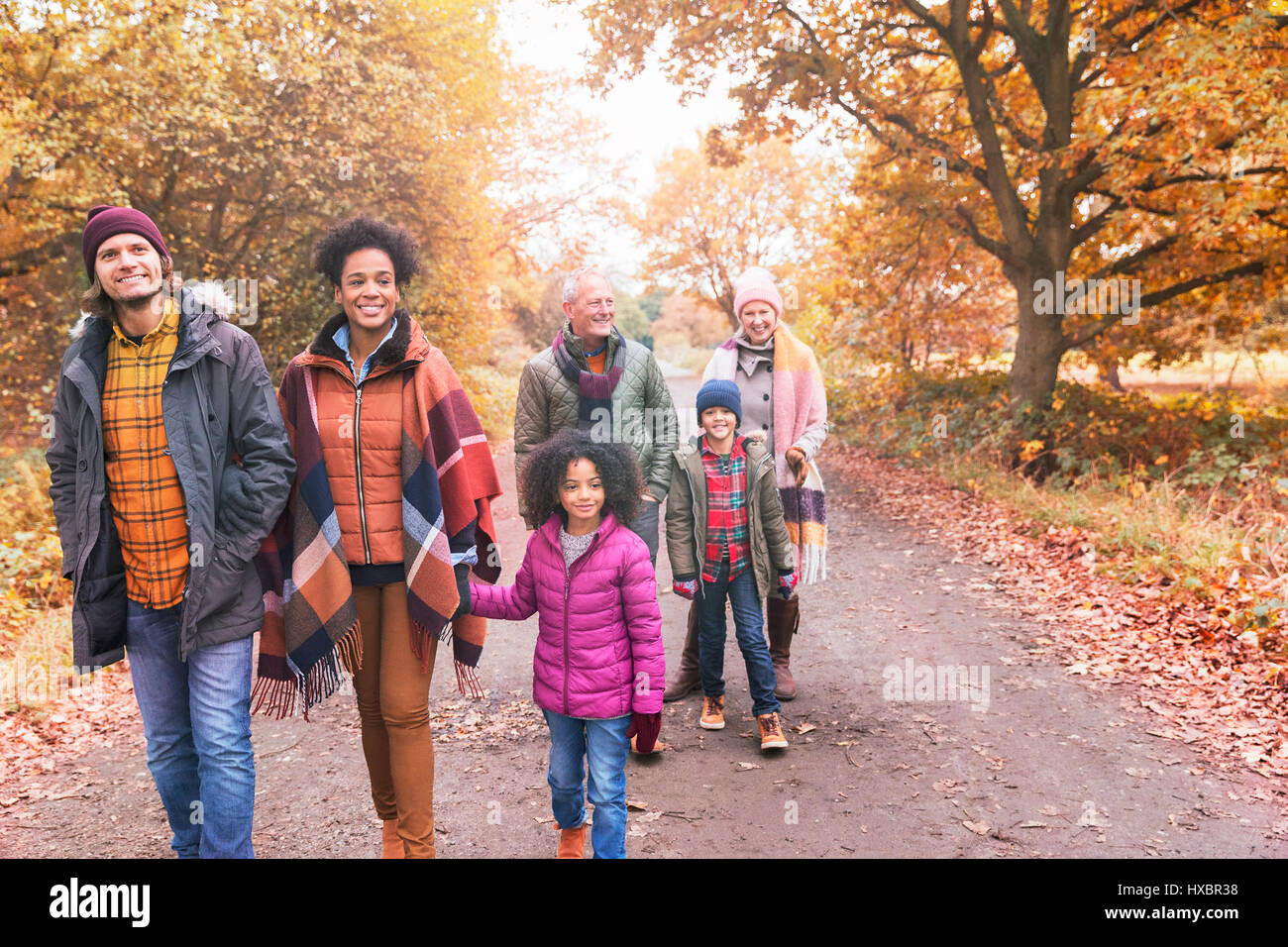 Mehr-Generationen-Familie Weg im Herbst Park zu gehen Stockfoto