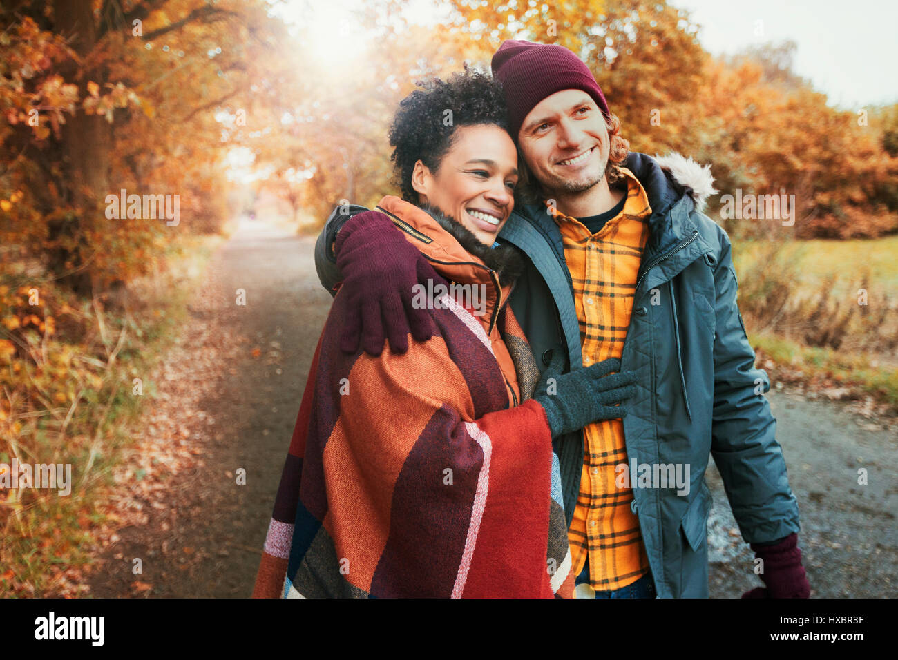 Lächelnd, liebevolle paar umarmt im Herbst park Stockfoto