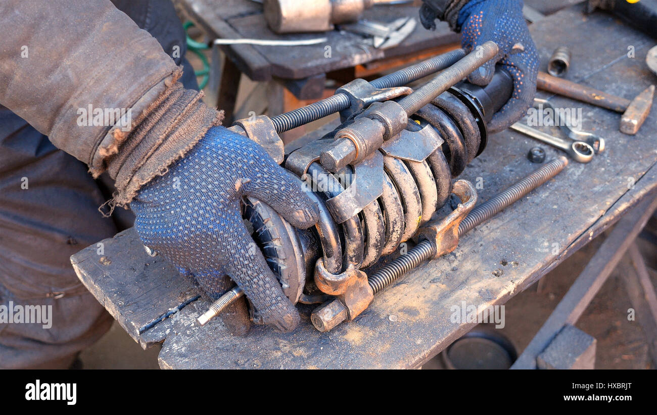 Auto-Mechaniker arbeiten am Stoßdämpfer in garage Stockfoto