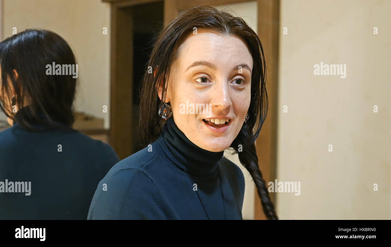 Hübsche Brünette Frau Zöpfen langen seidigen Haaren Stockfoto