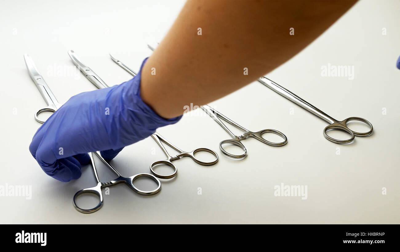 OP-Schwester holt medizinische Instrumente in der Chirurgie Stockfoto