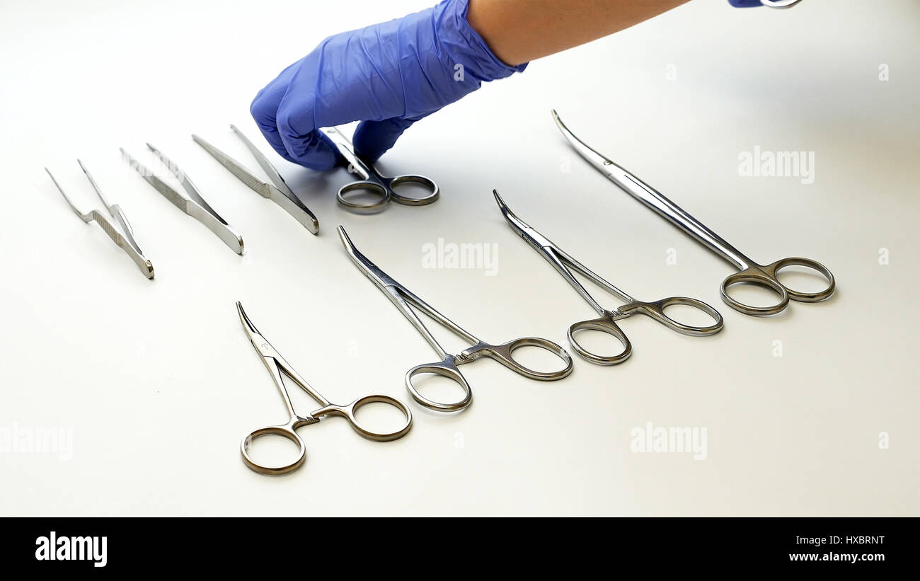 OP-Schwester holt medizinische Instrumente in der Chirurgie Stockfoto