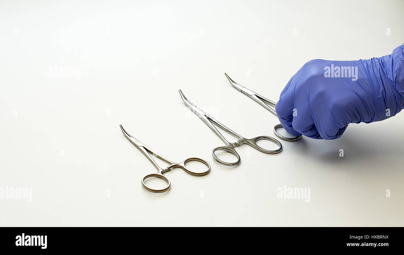 OP-Schwester legt Arztpraxis Werkzeuge auf Tisch Stockfoto
