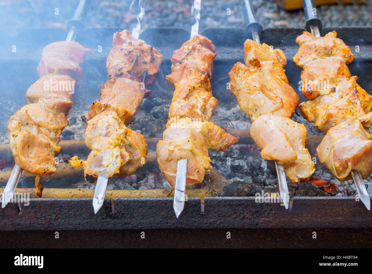 Nahaufnahme von einigen Fleischspieße in einen Grill gegrillt Stockfoto