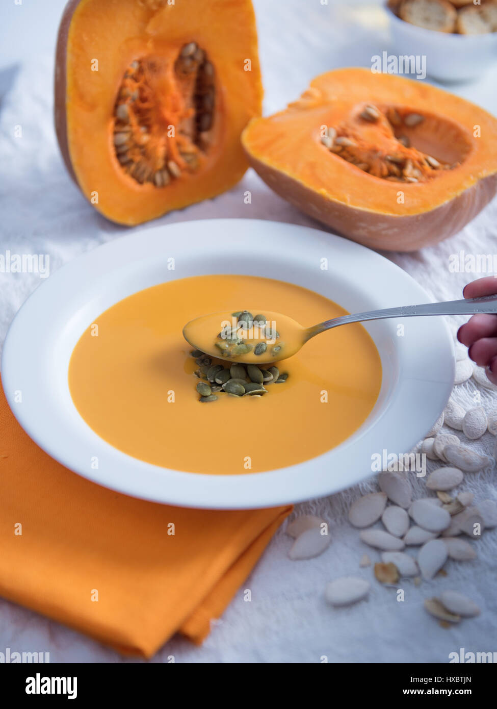 Kürbissuppe mit Kürbiskernen Stockfoto