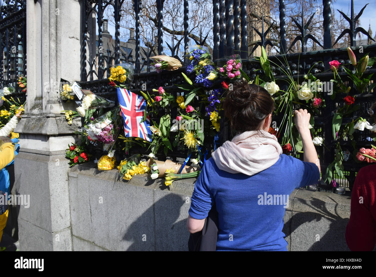 Floral Tribute außerhalb des Parlaments für die Opfer des Terroranschlags auf 22. März 2017. Für Europa vereinen (anti-Austritt) marschieren zum Parlament, ein paar Stockfoto